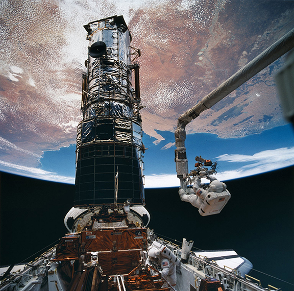 Shuttle STS-61 onboard view: Hubble Space Telescope (HST) repair